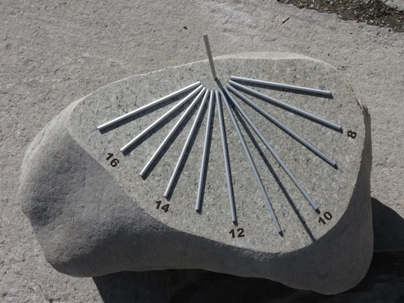 Äquatoriale Sonnenuhr aus Naturstein