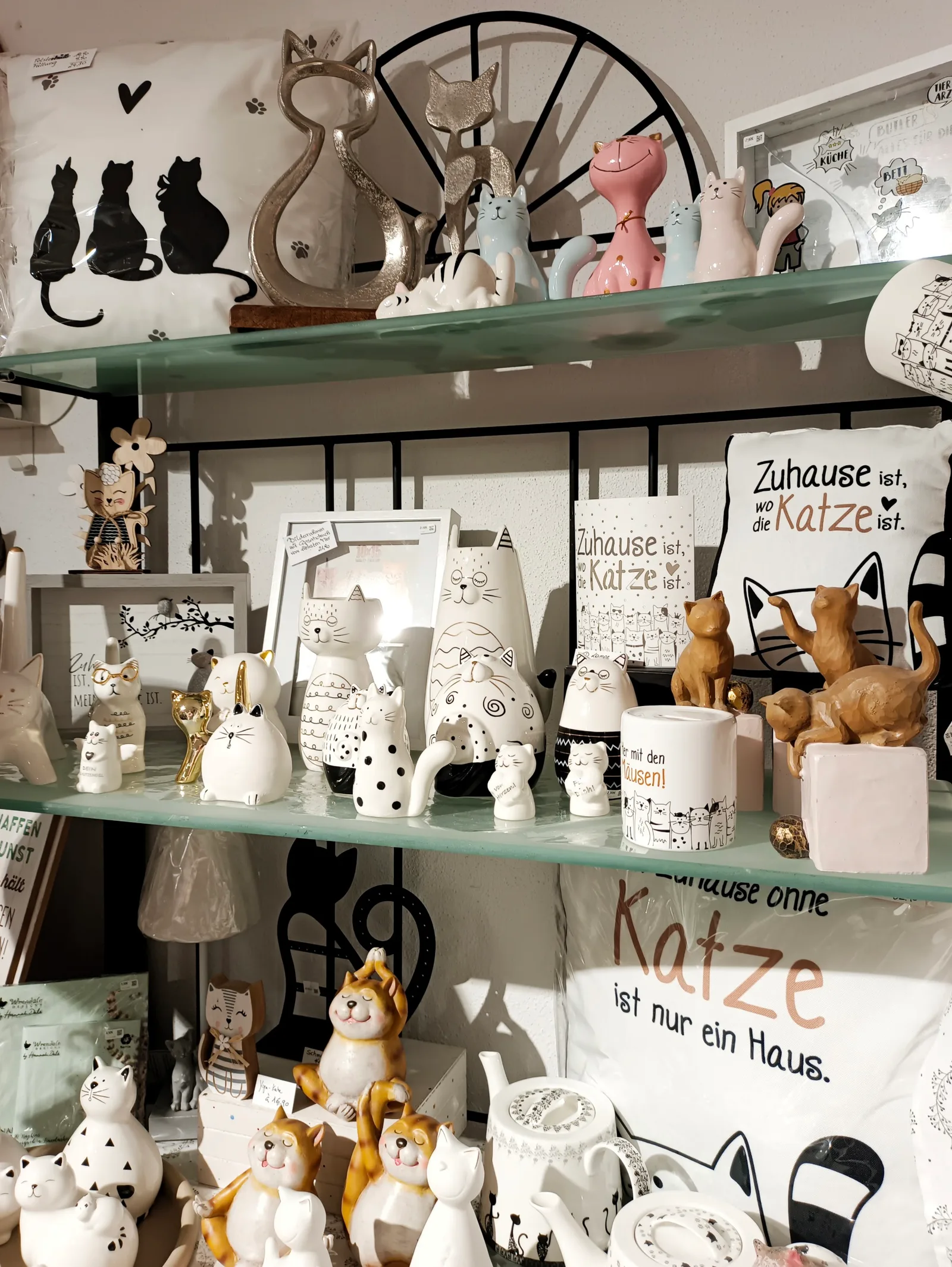 Katzenfiguren und Wohnaccessoires im Geschäft Daheim Hönig