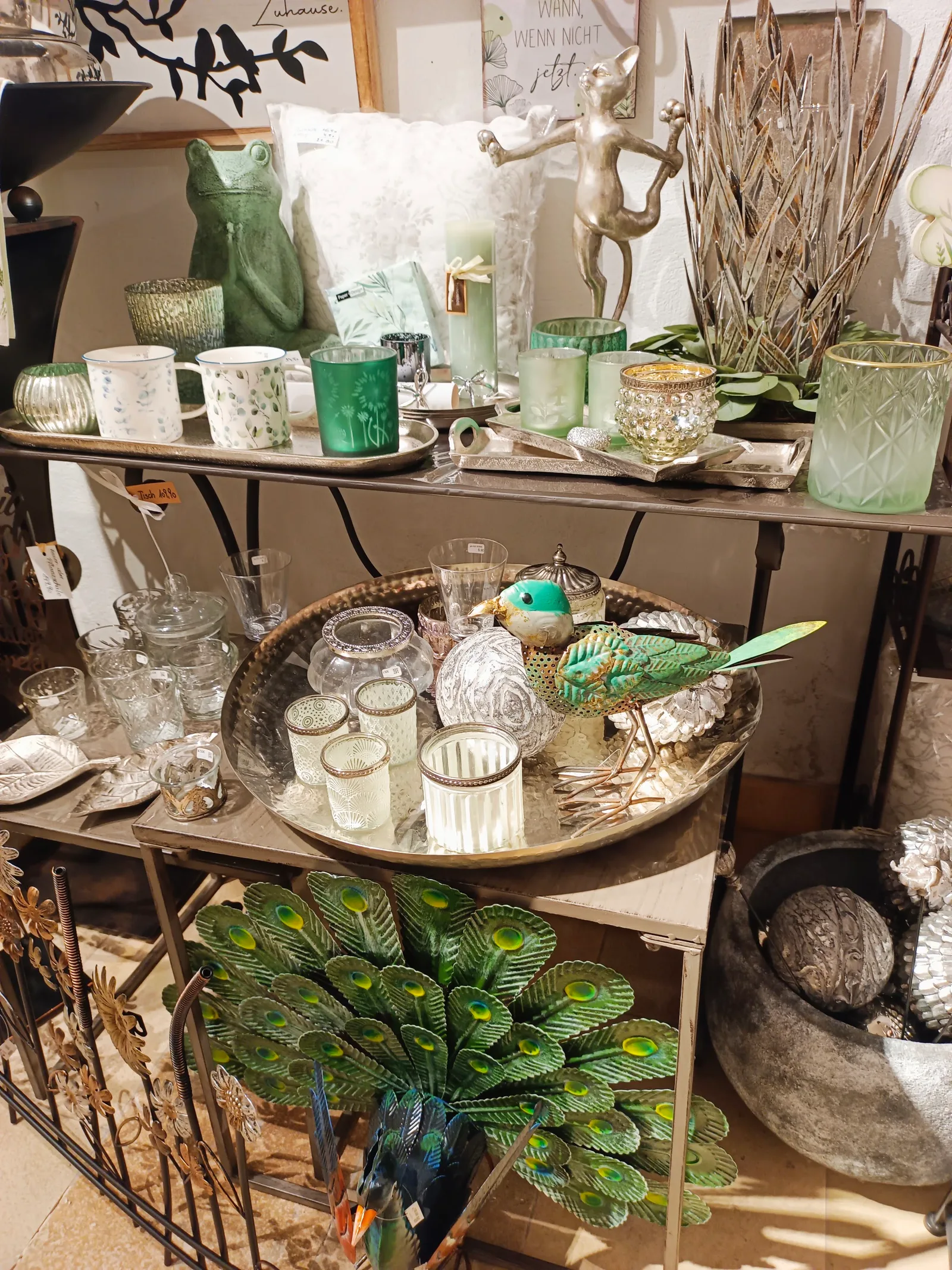 Glas, Kerzen und Gartendekoration bei Daheim Hönig