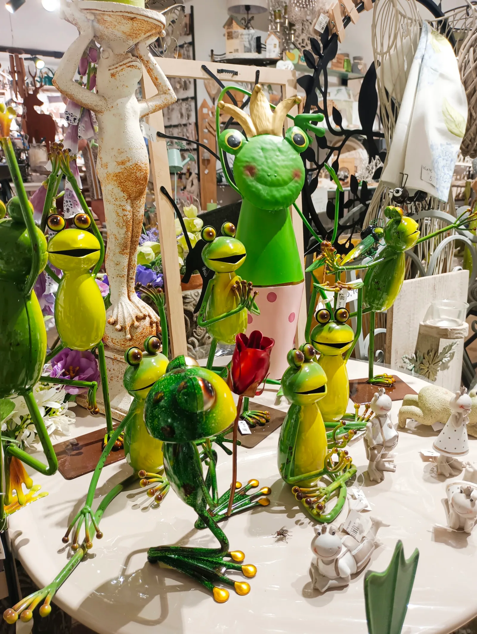 Metallfiguren mit Froschmotiven im Geschäft